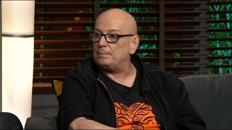 «Μπαίνω στο καμαρίνι, μου λέει “Παύρι, αυτό για σένα” και μου πετάει έναν φάκελο που μέσα είχε…»:  Συγκλονίζει για τον Μαζωνάκη ο άνθρωπος που έγραψε το “παιδί της νύχτας”