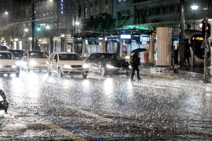 Αλλάζει, από απόψε το βράδυ, ο καιρός: Κατρακυλά ο υδράργυρος και έρχονται βροχές και καταιγίδες  – Πού και πότε χτυπούν