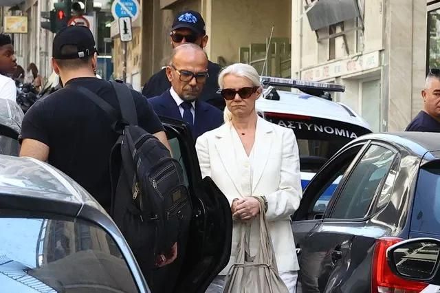 ΕΣΚΑΣΕ ΒΟΜΒΑ: Ποιο υπουργικό ζευγάρι πήγαινε συχνά στο ιατρείο της Καρνεάδου – Το όνομα που συζητούν όλοι