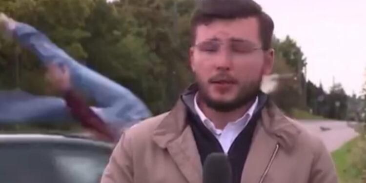 Σοκαριστικό τροχαίο σε ζωντανή μετάδοση: Σε σοκ ο ρεπόρτερ, την ώρα που ήταν στον αέρα, αυτοκίνητο παρέσυρε 14χρονη με ηλεκτρικό πατίνι