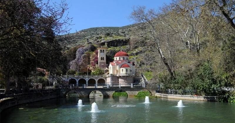 Ελληνικός ναóς είναι χτισμένος πάνω σε σπηλιά και από κάτω του τρέχουν νερά από πηγές