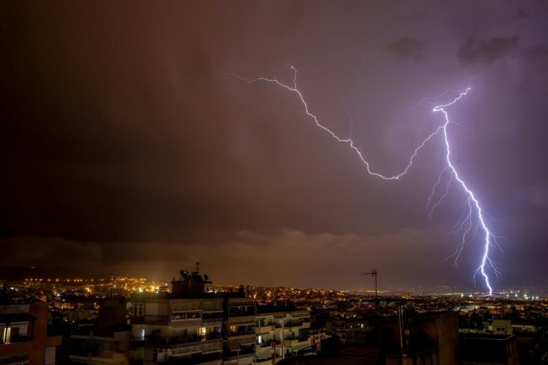 ΣΟΚ στη Ρόδο: Κεραυνός χτύπησε θανάσιμα 58χρονη στη μέση του δρόμου – Πάγωσαν όλοι με αυτό που συνέβη