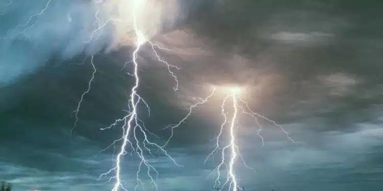 Κεραυνός χτύπησε εκκλησία την ώρα της προσευχής – 14 νεκροί, ανάμεσά τους και παιδιά