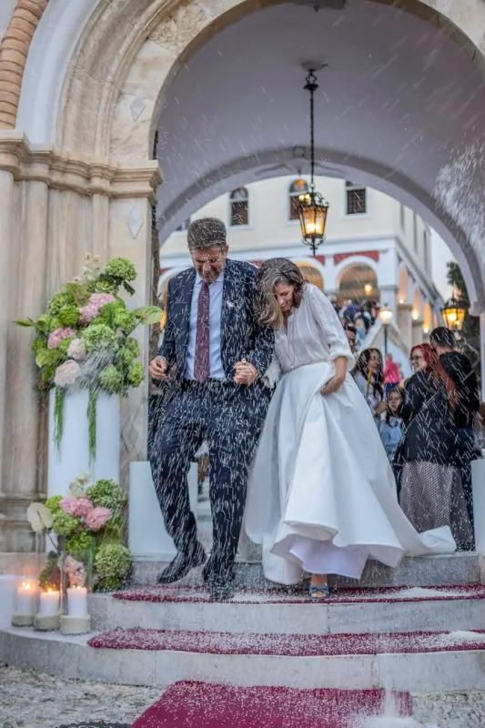 Κανείς δεν το περίμενε: Γνωστός δημοσιογράφος ανέβηκε ξανά τα σκαλιά της εκκλησίας – Η γυναίκα που του έκλεψε την καρδιά