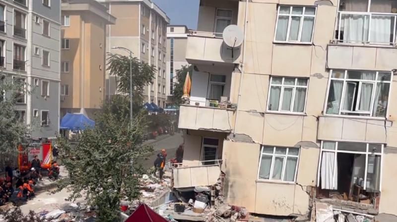 ΕΚΤΑΚΤΟ ΤΩΡΑ: Κατέρρευσε κι άλλη πολυκατοικία – Άνθρωποι εγκλωβισμένοι στα συντρίμμια, σε εξέλιξη τεράστια επιχείρηση διάσωσης