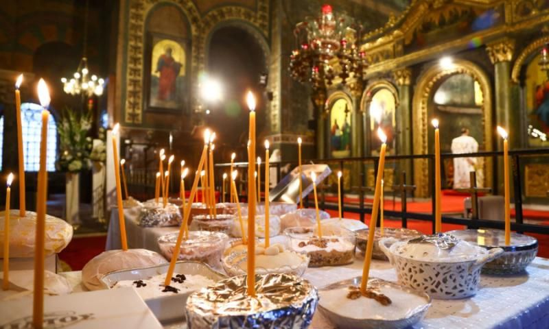 Έρχεται Ψυχοσάββατο – Τι πρέπει να κάνουν οι πιστοί: Ποιοι μνημονεύονται, πότε πηγαίνουμε τα κόλλυβα στην Εκκλησία και τι συμβολίζει το σιτάρι