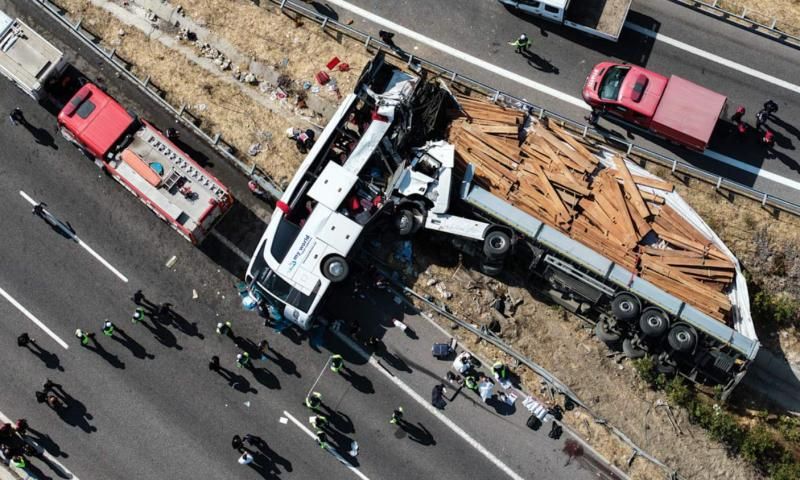 ΤΩΡΑ: ΦΡΙΚΤΟ ΤΡΟΧΑΙΟ ΜΕ ΠΟΛΛΟΥΣ ΝΕΚΡΟΥΣ ΣΤΗΝ ΕΘΝΙΚΗ – ΦΟΡΤΗΓΟ ΕΠΕΣΕ ΠΑΝΕ ΣΕ ΛΕΩΦΟΡΕΙΟ – ΣΚΛΗΡΕΣ ΕΙΚΟΝΕΣ