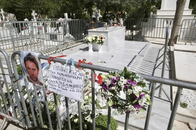 Ανατριχίλα με τον Μαζωνάκη: Αυτό που έγινε στις 3 τα ξημερώματα στον τάφο του έκανε τους γείτονες να πεταχτούν στα μπαλκόνια