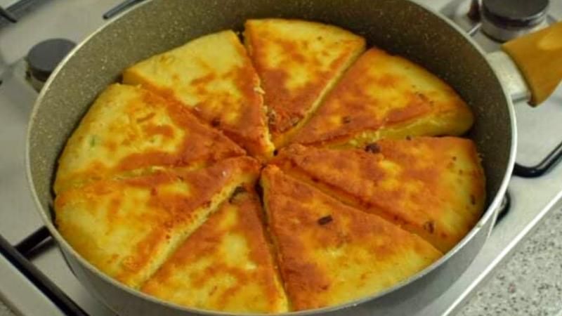 Τυρόπιτα στο τηγάνι, με μόνο 5 υλικά – Γίνεται στο πι και φι και είναι πεντανόστιμη – Η πανεύκολη συνταγή της γιαγιάς