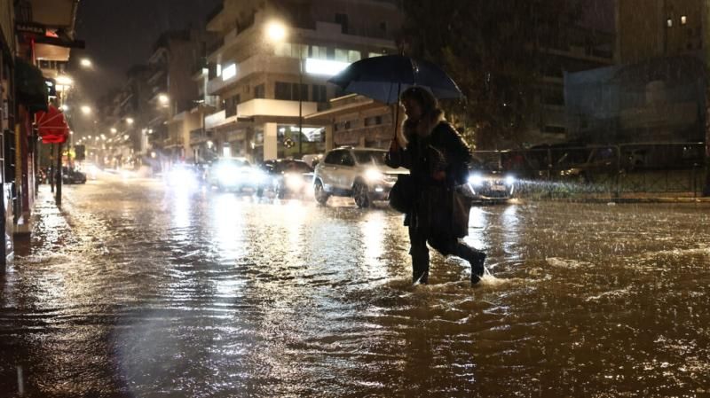 «Xτυπά» αλύπητα την Ελλάδα η κακοκαιρία: Υπερχείλισαν ποτάμια, έκλεισαν δρόμοι σε κεντρικά και βόρεια τμήματα – «Βαρύ» το επόμενο 24ωρο