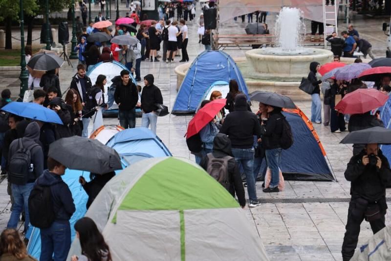 Πάγωσαν όλοι στο Σύνταγμα: Οι φοιτητές έστησαν σκηνές μέσα στη βροχή – Οι εικόνες που κάνουν τον γύρο του διαδικτύου