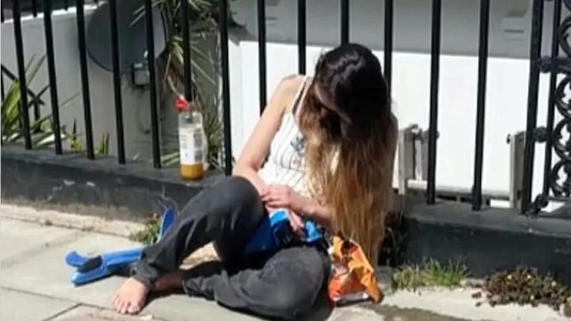 Ξυπόλητη και αναίσθητη από ναρκωτικά μέλος της βασιλικής οικογένειας  – Δίπλα της ένα 3χρονο παιδί