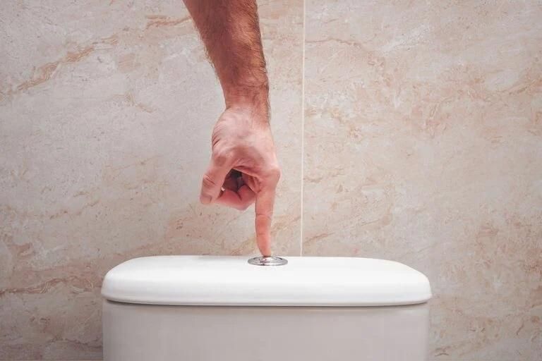 Ποτέ μην τραβάτε το καζανάκι μετά την ούρηση-Είναι μεγάλο λάθος