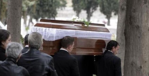 Θρήνος χωρίς τέλος: Πέθανε την ώρα που κουβαλούσε το φέρετρο του γιου του – Η τραγωδία που δεν χωρά ανθρώπινος νους