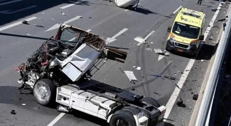 ΕΚΤΑΚΤΗ ΕΙΔΗΣΗ: Αττική Οδός – Εκσφενδονίστηκε από το φορτηγό και βρέθηκε στις γραμμές του Προαστιακού – Διακοπή κυκλοφορίας, προβλήματα στα τρένα