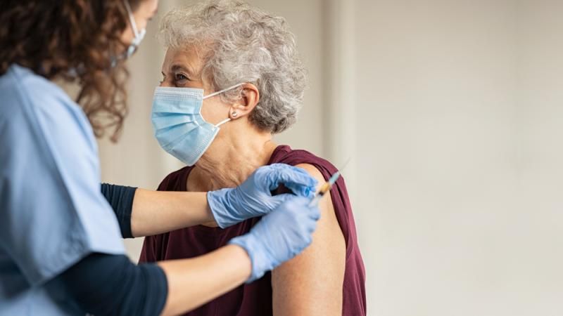 Μόλις ανακοινώθηκε: Αρχίζουν οι εμβολιασμοί για την COVID-19 – Πώς θα γίνει η διαδικασία