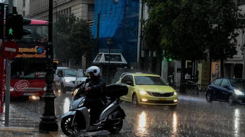 Άνοιξαν οι ουρανοί στην μισή Ελλάδα –  Οι περιοχές που θα “χτυπήσει” μετά η κακοκαιρία – Αναλυτικός χάρτης