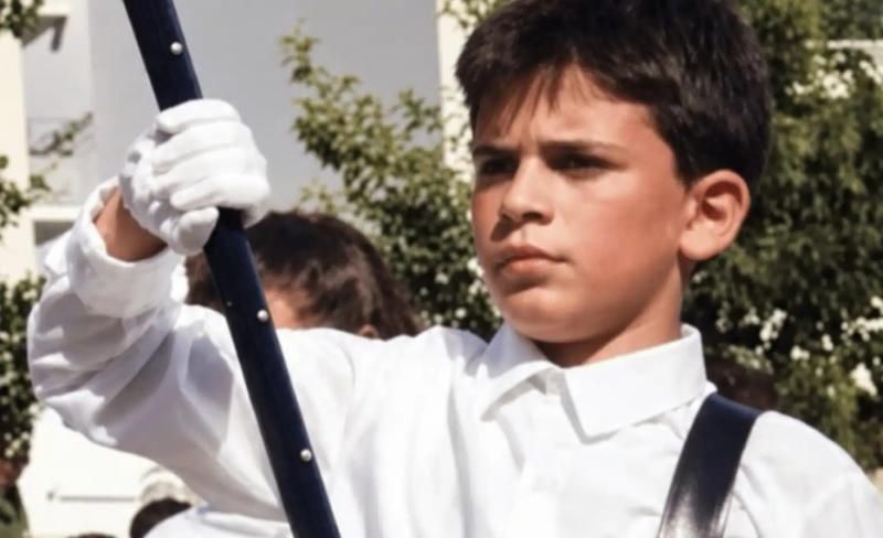 Μόλις μαθεύτηκε ποιος είναι ο σημαιοφόρος της φωτογραφίας – Σήμερα είναι ένας από τους κορυφαίους τραγουδιστές της Ελλάδας!