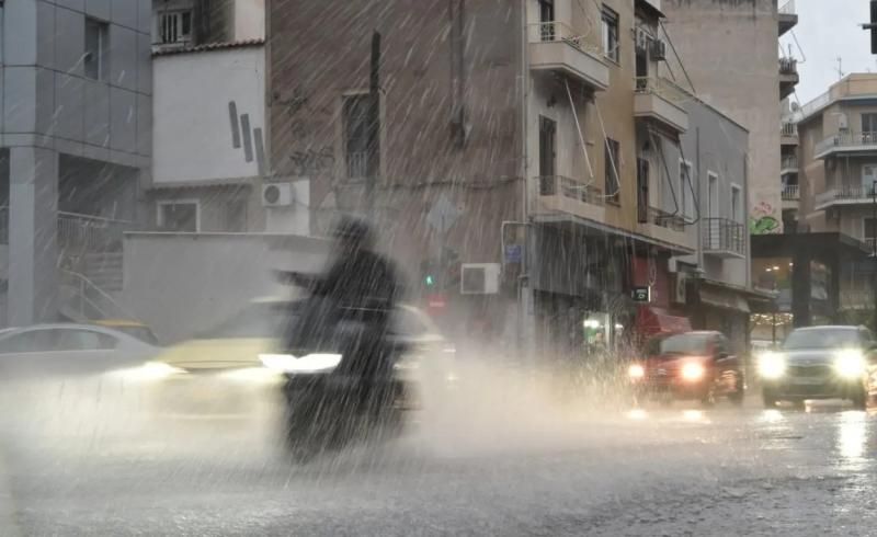 ΕΤΟΙΜΑΣΤΕΙΤΕ ΓΙΑ ΠΟΛΙΚΕΣ ΘΕΡΜΟΚΡΑΣΙΕΣ: ΕΡΧΕΤΑΙ ΝΕΑ ΚΑΚΟΚΑΙΡΙΑ ΜΕ ΒΡΟΧΕΣ, ΚΑΤΑΙΓΙΔΕΣ ΚΑΙ ΚΡΥΟ – ΣΥΝΑΓΕΡΜΟΣ ΑΠΟ ΤΟΥΣ ΜΕΤΕΩΡΟΛΟΓΟΥΣ