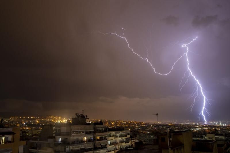 Έκτακτο δελτίο ΕΜΥ: Πορτοκαλί προειδοποίηση για καταιγίδες και χαλάζι – Οι επικίνδυνες περιοχές